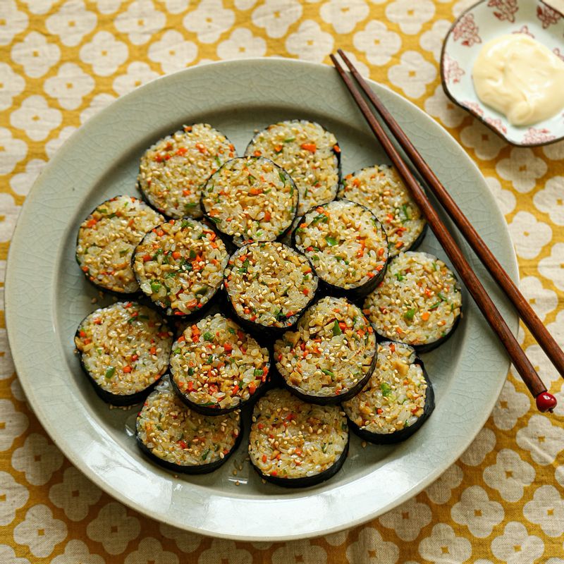 땡초 김밥을 먹기 좋은 크기로 잘라 마요네즈를 곁들여 맛있게 즐겨주세요.
