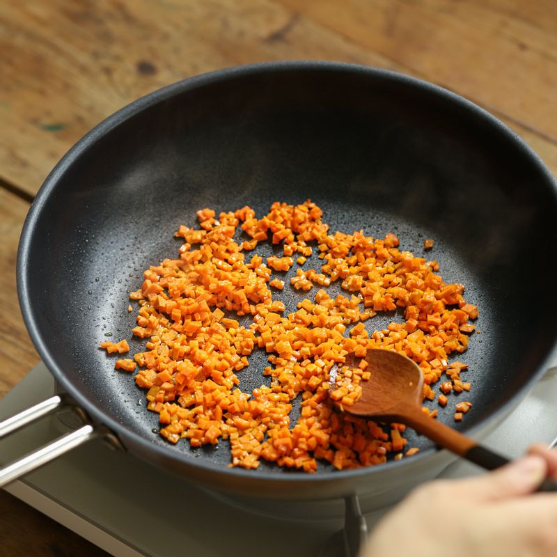 달군 팬에 오일을 두른 후 당근을 볶다가 어묵과 청양고추를 넣어 볶아주세요.