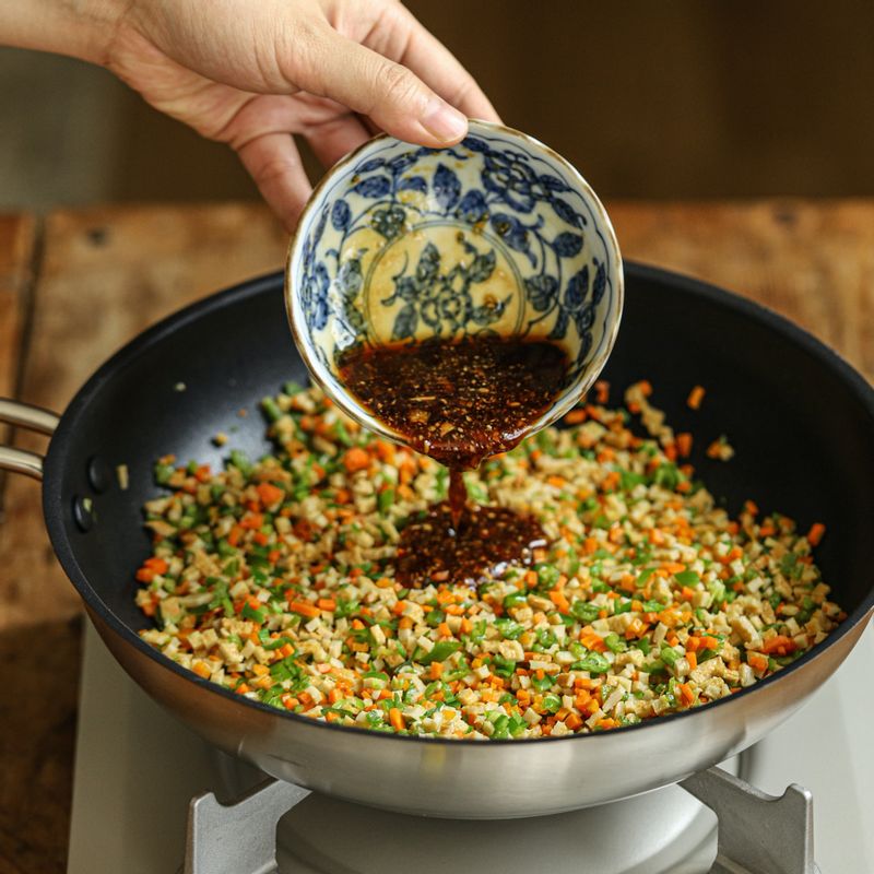 양념 재료를 넣어 볶은 후 불을 끄고 밥과 참기름, 통깨를 넣어 섞어주세요.