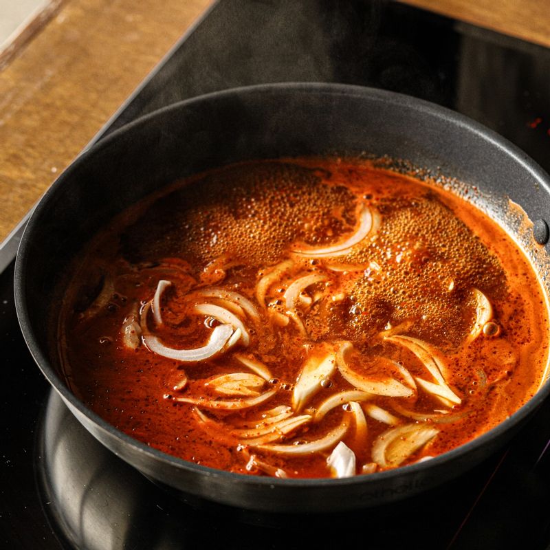 냄비에 멸치육수를 넣은 후 양념을 넣어 끓으면 양파와 꽈리고추, 달걀을 넣어 끓여주세요.