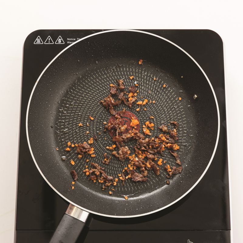 달군 팬에 카놀라유를 두르고, 밑간
한 소고기 다짐육과 잘게 다진 당근을
넣고 중약불에서 5분간 볶아주세요.