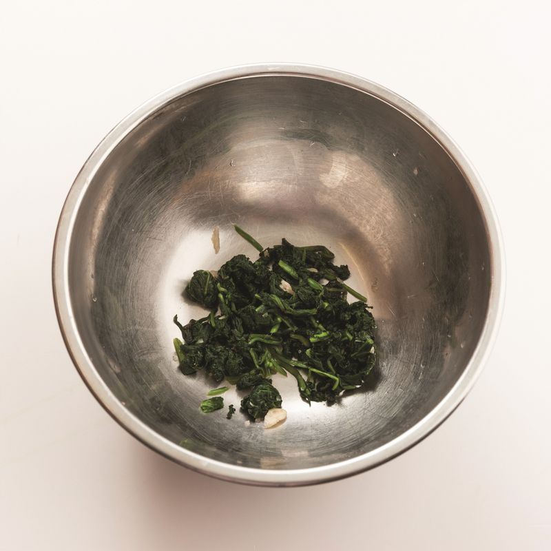 곤드레나물밥을 위한 재료 이미지로 냉동 곤드레나물,소고기 다짐육,당근,밥,카놀라유 등으로 구성 되어있습니다.