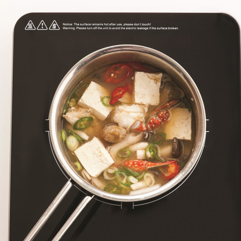 어슷하게 썬 대파와 청양고추, 홍고추를 넣고 끓이다가 느타리버섯, 1cm 두께로 썬 두부, 다진 마늘을 넣고 중불에서 5분간 더 끓여주세요.