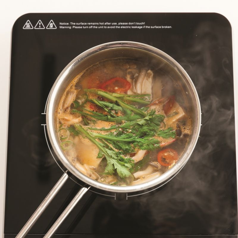 고춧가루, 쑥갓을 넣고 중불에서 2분간 끓이며 간을 봐주세요. 부족한 간은 국간장, 소금으로 맞춰주세요.