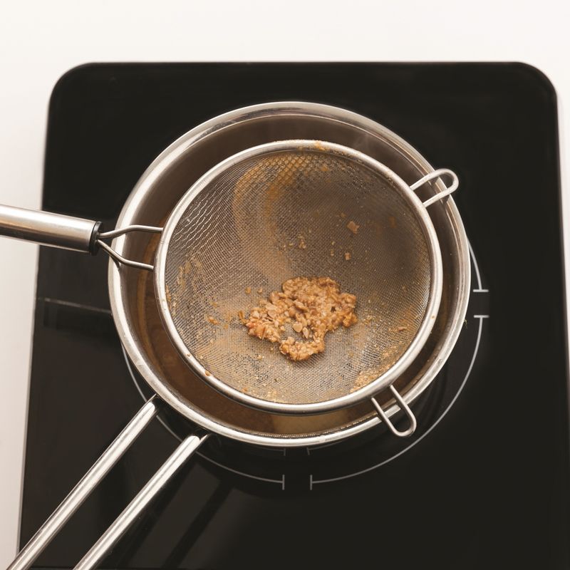 냄비에 생수, 무, 다시마를 넣고 강불에서 10분 끓인 뒤 다시마를 건져내고 된장을 체에 풀어 넣어주세요. 끓어오르면 거품은 걷어내 주세요.