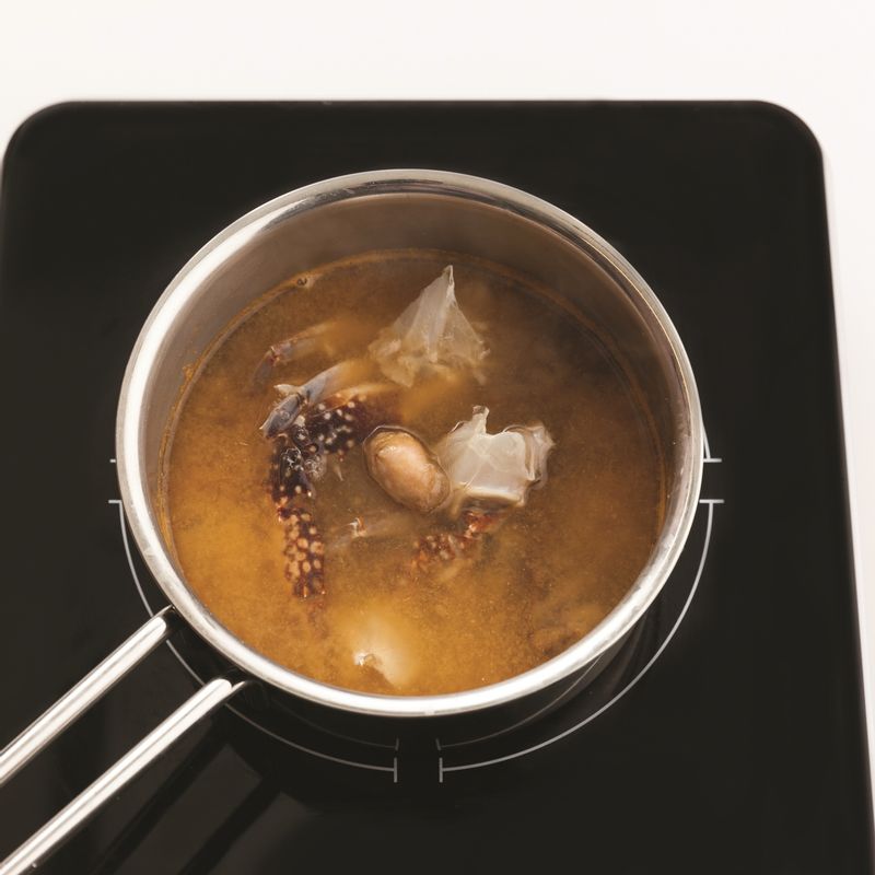 손질한 꽃게, 미더덕을 넣고 강불에서 3분간 끓여주세요.