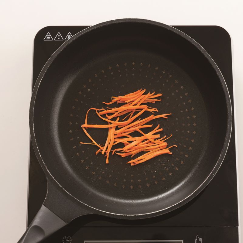 달군 팬에 채 썬 당근, 소금을 넣고 중약불에서 3분 볶은 뒤 꺼내주세요.