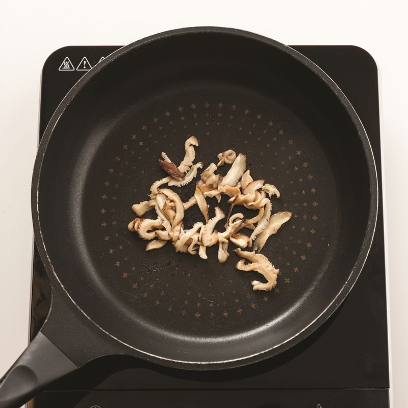 같은 팬에 미리 밑간한 표고버섯을 중불에서 2분간 볶아주세요.
*Tip. 표고버섯은 밑간하여 5분간 재운 뒤 슬라이스해서 사용하세요!