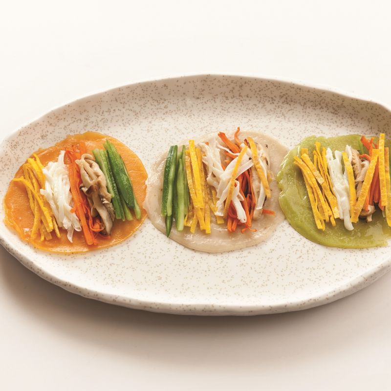 삼색밀전병과 겨자소스을 위한 재료 이미지로 카놀라유,표고버섯,당근,소금,달걀 흰자 지단 등으로 구성 되어있습니다.