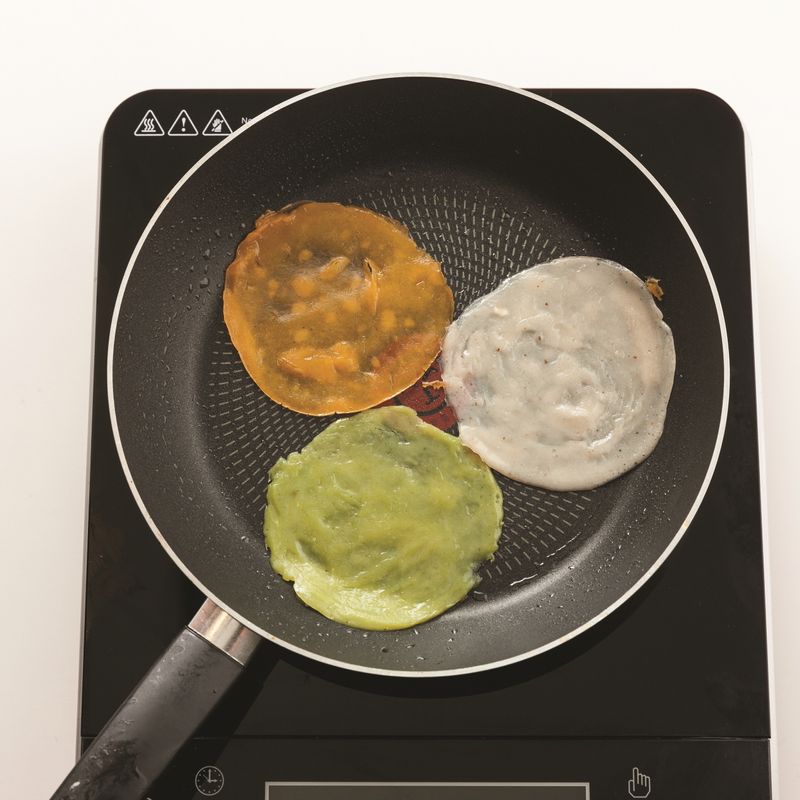 세 가지 전병 재료를 각각 섞어 반죽을 만든 뒤, 달군 팬에 카놀라유를 두르고 중약불에서 전병을 부쳐주세요.