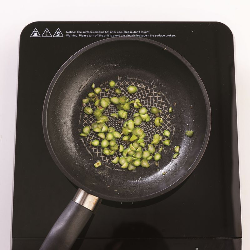 그린아스파라거스밥버거을 위한 재료 이미지로 쌀밥,체다치즈,달걀프라이,그린 아스파라거스,버터 등으로 구성 되어있습니다.