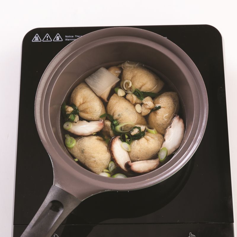 냄비에 멸치·다시마 육수와 먹기 좋게 썬 무를 넣고 강불에서 끓이다 순서 3을 넣어주세요. 유부주머니가 떠오르면 슬라이스한 표고버섯과 어슷 썬 대파를 넣고 국간장으로 간을 맞춰주세요.