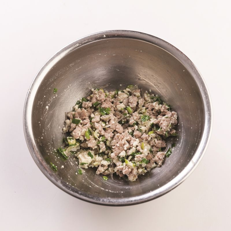 볼에 순서 1과 나머지 속재료를 잘게 다져 넣고 골고루 섞어주세요.
*Tip. 당면은 미리 물에 불린 뒤 살짝 데쳐서 사용해주세요!