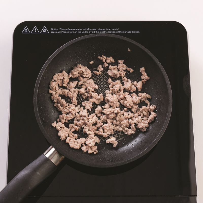 달군 팬에 카놀라유를 두르고 미리 10분간 밑간해 둔 다짐육을 넣어 중불에서 4~5분 볶아주세요.