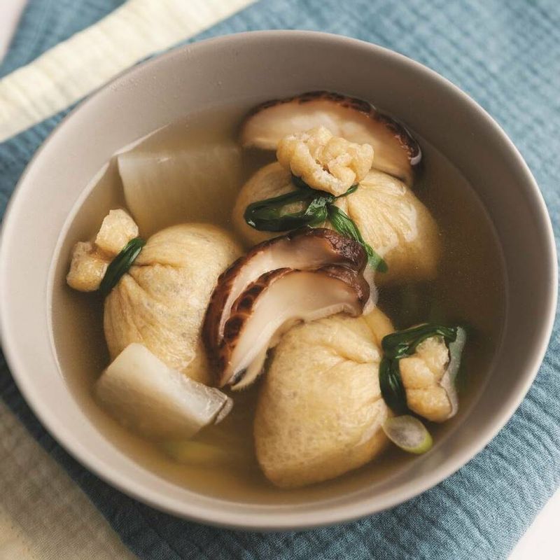 뜨거운 유부주머니에 입을 데이지 않도록 조심하며 국물과 함께 맛있게 즐기세요~