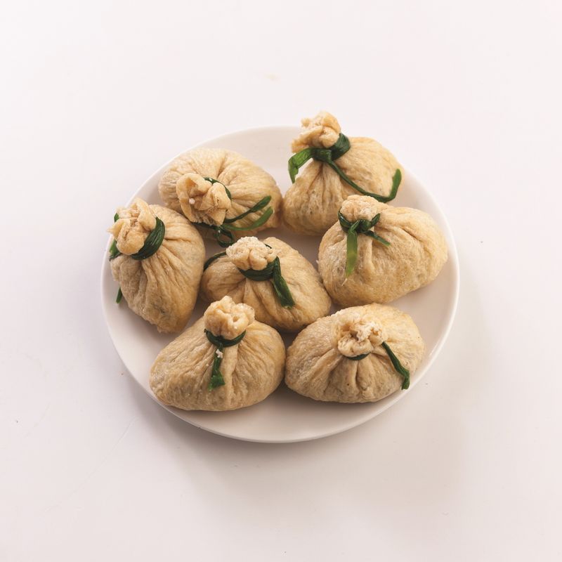 유부만둣국을 위한 재료 이미지로 유부 주머니,부추,다시마 멸치 육수,무우,표고버섯 등으로 구성 되어있습니다.