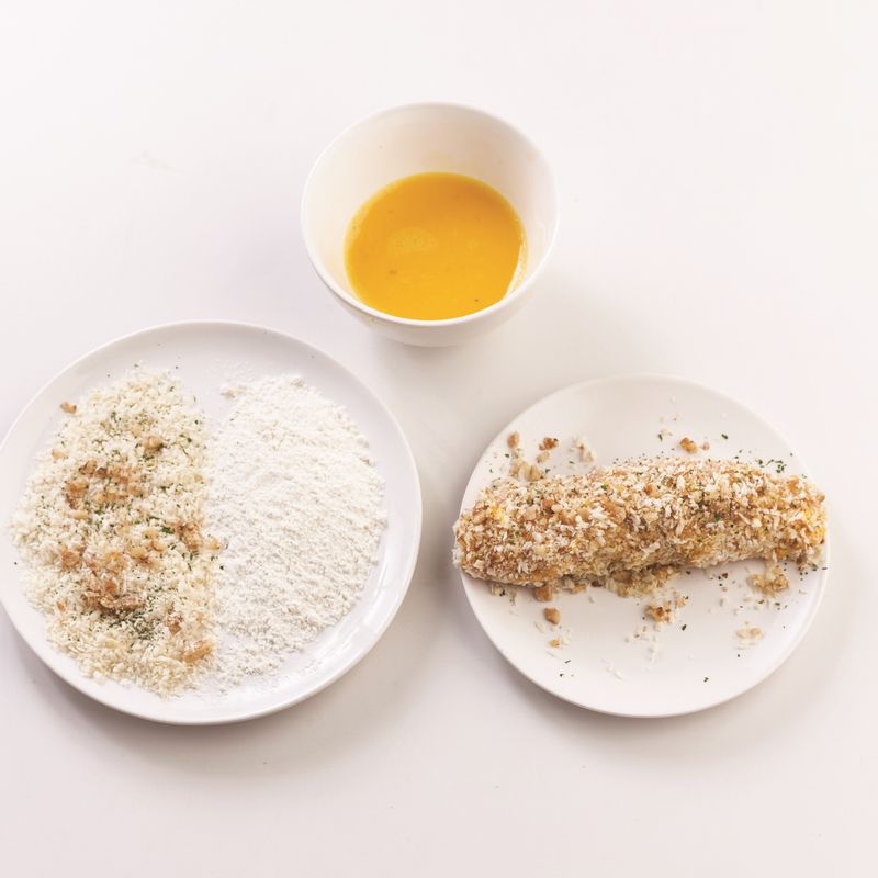 볶은 호두 2알을 으깨 빵가루와 파슬리에 넣고 고루 섞은 뒤, 순서 2를 밀가루, 달걀물, 빵가루&파슬리 순으로 묻혀주세요,