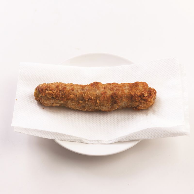 냄비에 카놀라유를 넣고 끓여주세요. 카놀라유가 170℃가 되면 중약불로 줄여 순서 3을 넣은 뒤 속까지 골고루 익을 수 있게 굴리며 4~5분 튀겨냅니다.