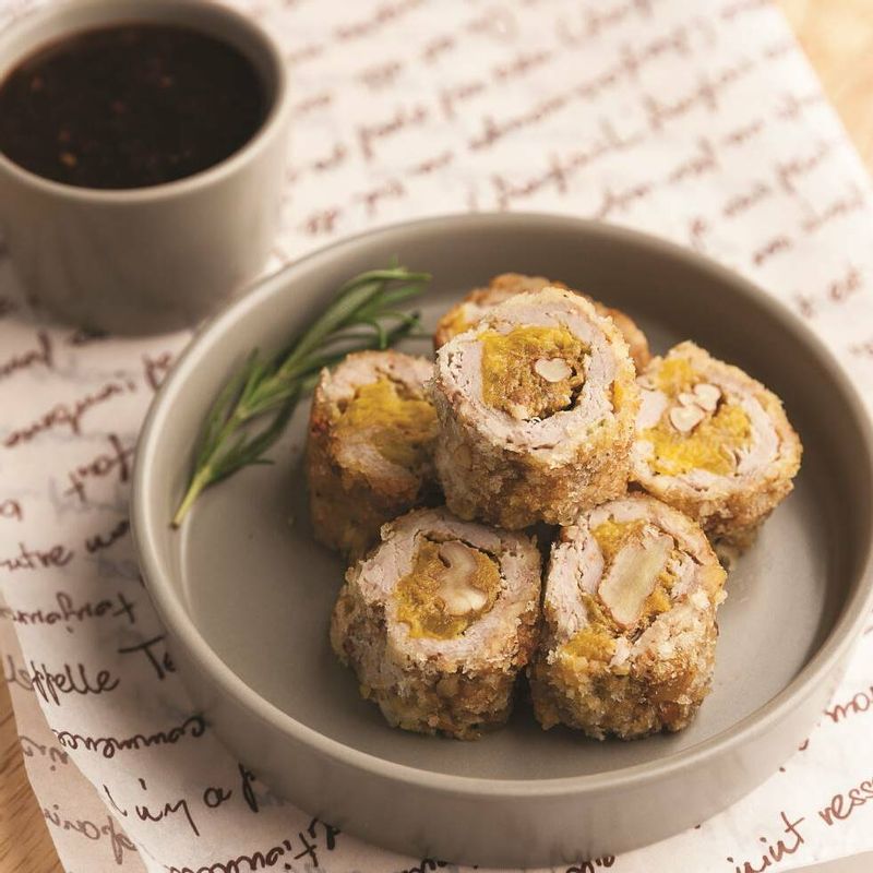 먹기 좋게 썰어낸 뒤 돈까스 소스를 곁들여 맛있게 즐기세요~