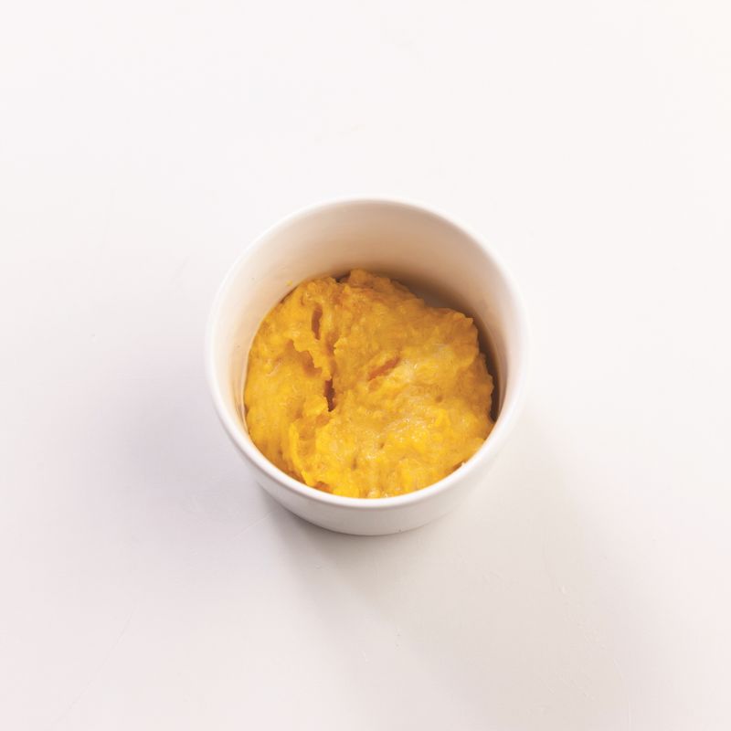 단호박을 찐 뒤 곱게 으깬 후 마요네즈를 넣고 섞어주세요.