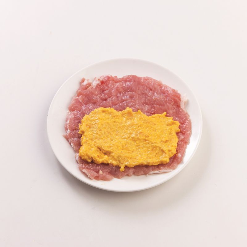 등심을 얇게 저미고 칼집을 낸 뒤 분량의 밑간 재료에 10분간 재워둡니다. 밑간이 끝난 등심은 펼쳐서 순서 1을 넓게 바르고 볶은 호두를 4알씩 올려 돌돌 말아주세요.