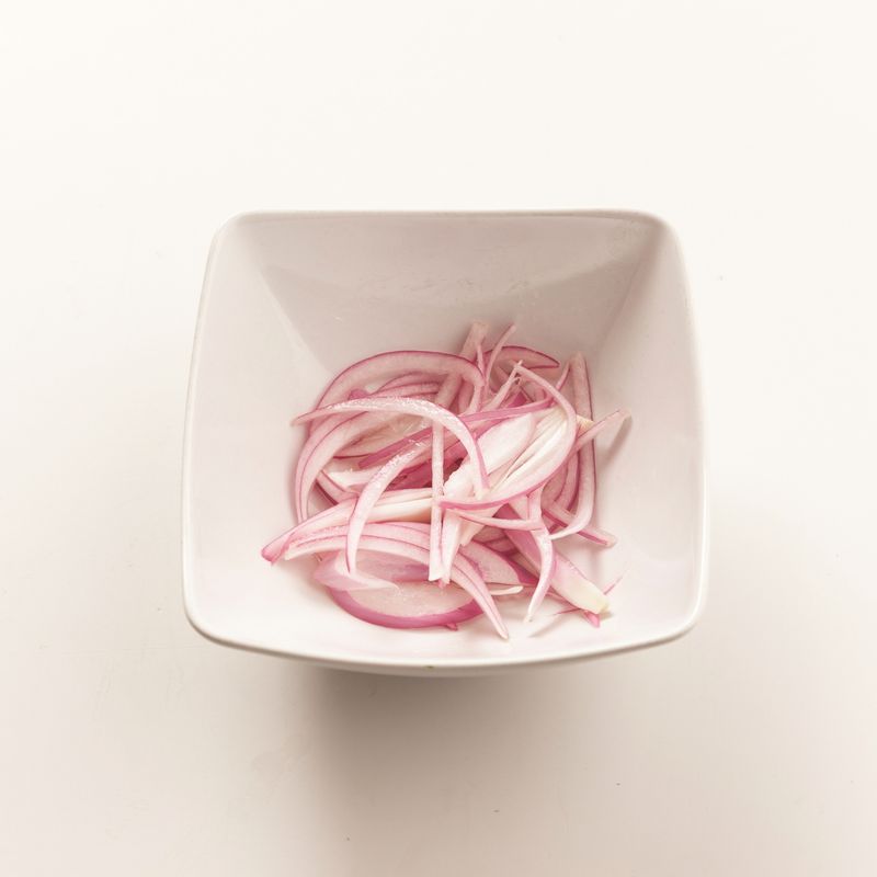 얇게 채 썬 적양파에 절임 재료를 넣고 10분 재워 둡니다.