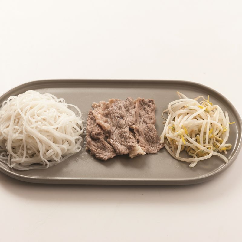 순서 2를 끓이는 동안 다른 냄비에 차돌박이와 숙주나물을 각각 데치고 숙주나물은 찬물에 씻은 뒤 물기를 빼 주세요. 쌀국수 건면은 삶은 뒤 찬물에 헹궈 물기를 빼 둡니다.
*Tip. 데친 숙주를 전자렌지에 살짝 돌리면 아삭한 식감을 느낄 수 있어요!