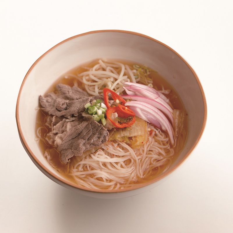 그릇에 순서 3의 차돌박이, 숙주, 면을 넣은 뒤 순서 1을 올리고 순서 2를 부은 뒤 송송 썬 쪽파를 올리면 완성이랍니다.