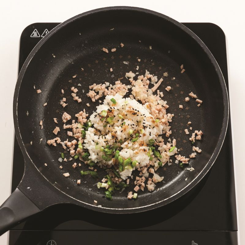 나시고랭밥말이봉봉을 위한 재료 이미지로 라이스페이퍼,햄,양파,밥,굴소스 등으로 구성 되어있습니다.