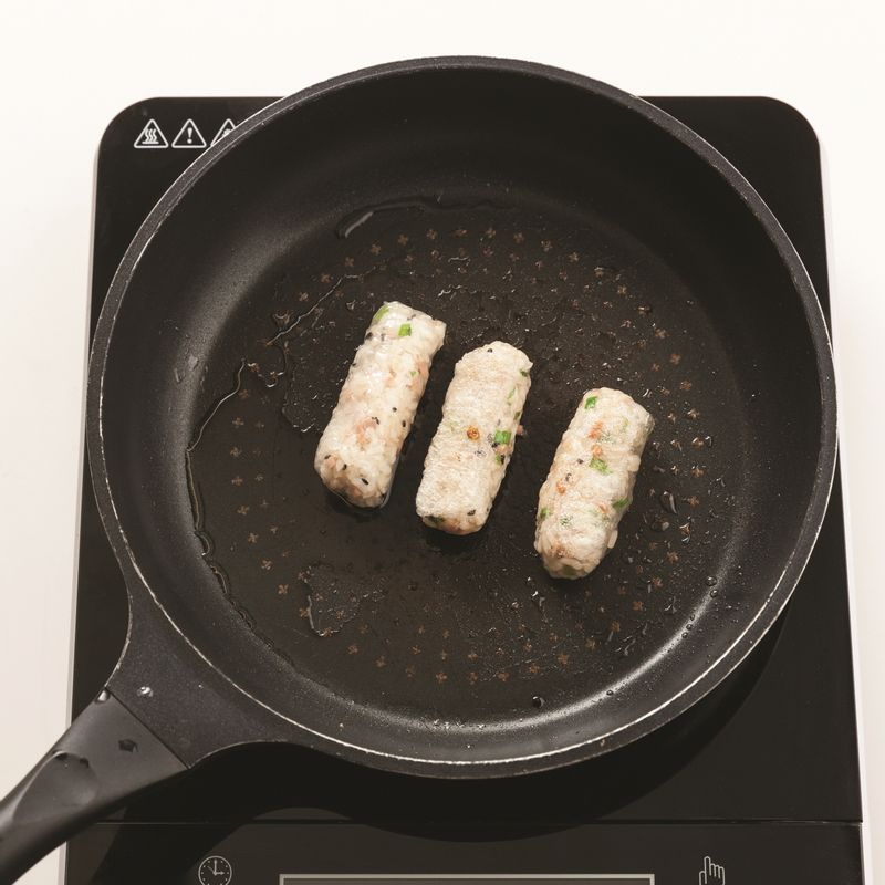 뜨거운 물에 10초간 데친 라이스페이퍼에 순서 3을 적당히 넣고 돌돌 말아준 뒤, 달군 팬에 카놀라유를 두르고 살짝 구워주세요.