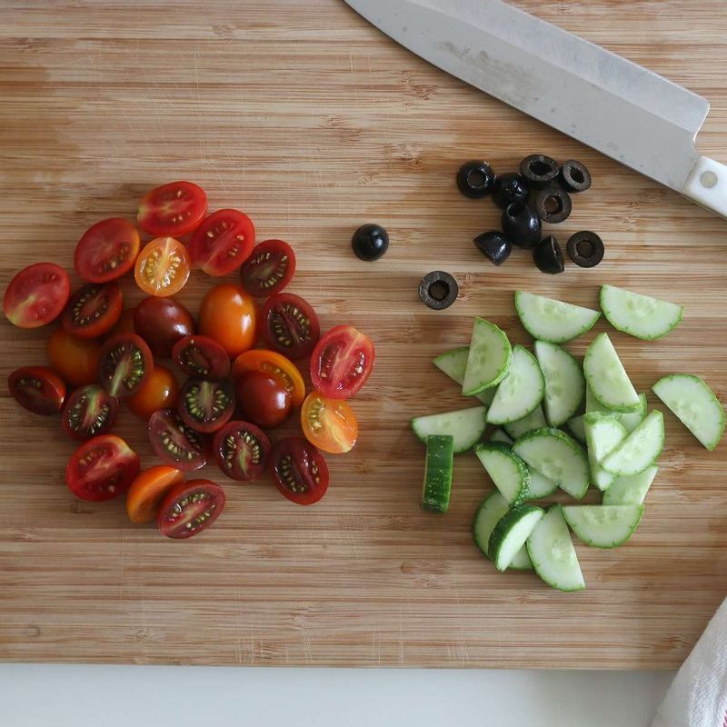 오이는 반달 모양으로 썰고 방울토마토, 블랙올리브는 이등분합니다. 잎채소는 먹기 좋은 크기로 자른 후 찬물에 담갔다 물기를 제거해주세요.