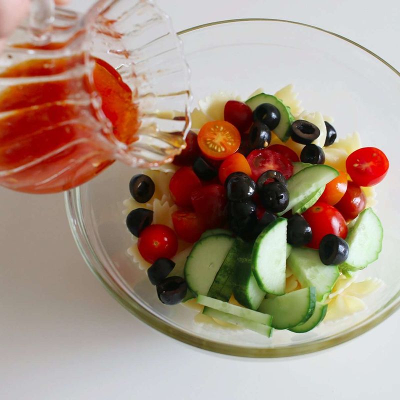 볼에 파스타와 STEP1을 넣고 드레싱 재료를 잘 섞어서 뿌린 후 가볍게 버무려줍니다.