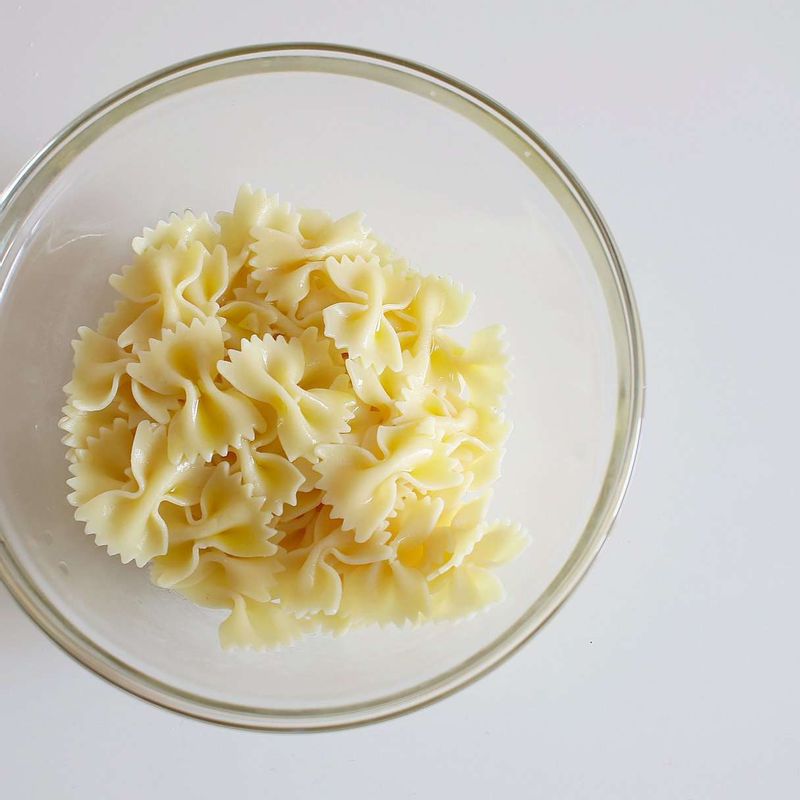 끓는 물에 굵은 소금과 올리브오일 1큰술을 넣고 파스타를 10분간 삶은 후 체에 밭쳐 물기를 뺀다. 파스타에 올리브오일 1큰술을 넣어 버무린 후 식혀둔다.