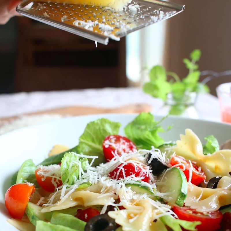 완성된 요리를 그릇에 담고 파르메산치즈를 뿌려줍니다.