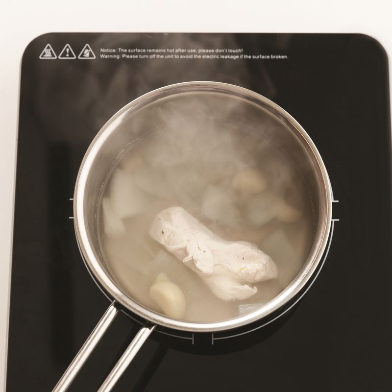 냄비에 삶는 재료와 닭가슴살을 넣고 재료가 잠길 만큼 물을 부은 뒤 강불에서 10분간 끓이고 중약불로 줄여 10분간 끓여 속까지 익혀주세요.