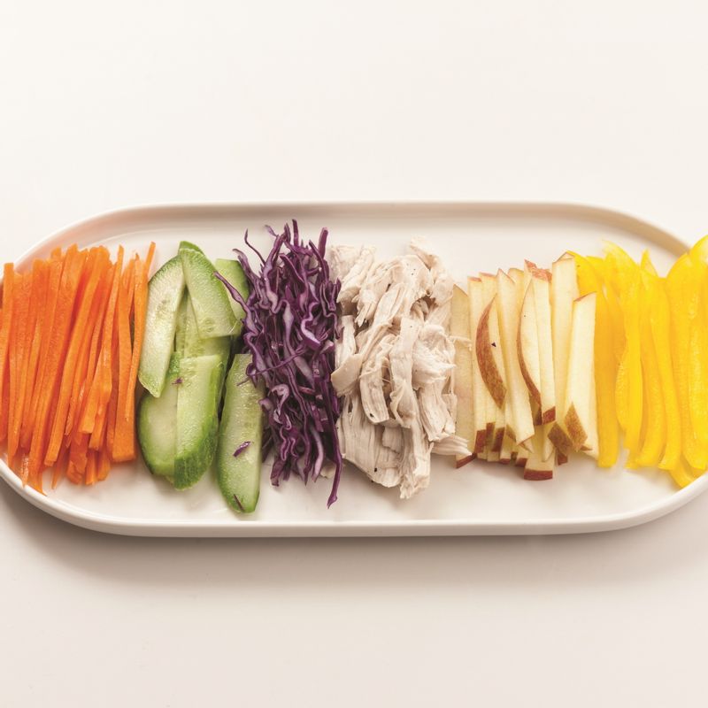 베트남샐러드와 흑임자코코넛드레싱을 위한 재료 이미지로 닭가슴살,당근,오이,적채,사과 등으로 구성 되어있습니다.