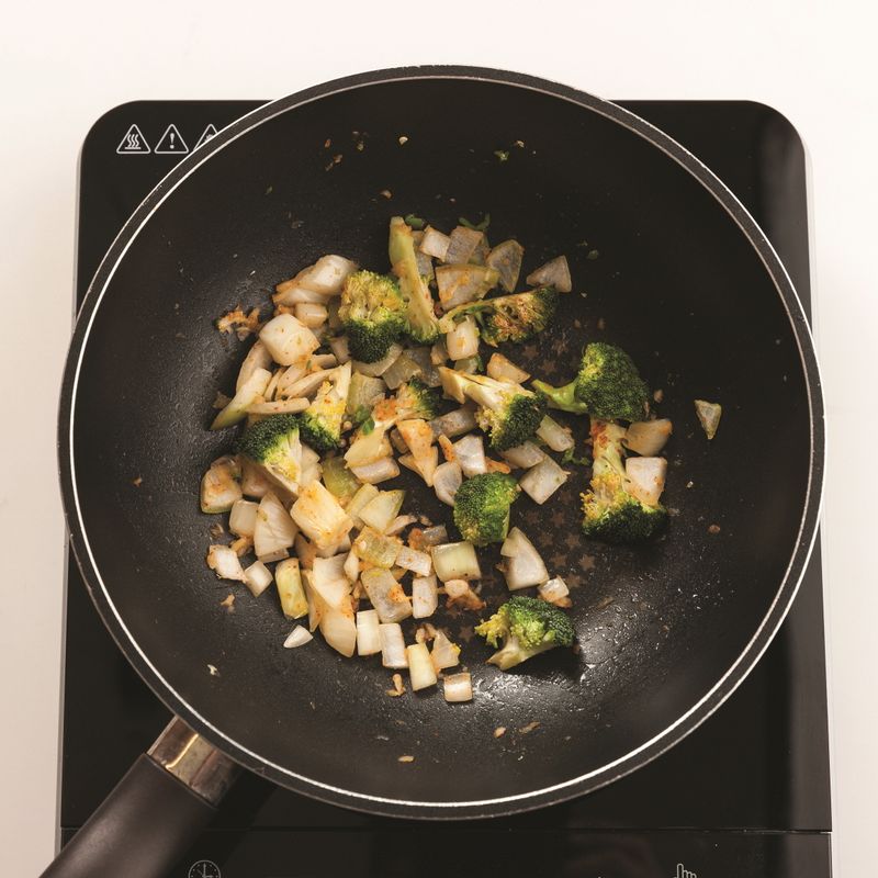 달군 팬에 버터를 녹인 뒤 깍둑 썬 양파와 브로콜리, 파프리카고춧가루를 넣고 중약불에서 뒤적이며 3분간 볶아주세요.