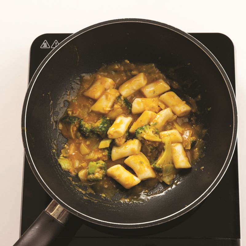 중불에서 카레물을 넣어 4분간 끓이고, 데친 구멍 떡볶이떡을 넣은 뒤 약불로 줄여 4분 더 볶아주세요. 이 때 채소와 떡볶이떡이 눌러붙지 않도록 계속 저으며 볶아주세요.
*Tip. 끓는 물에 소금을 넣고 떡을 데치면 더욱 쫄깃하고 맛이 좋답니다.