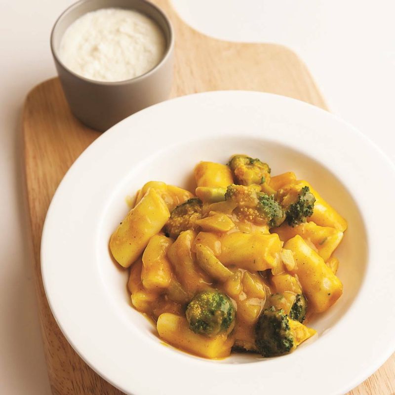 완성된 떡볶이에 감자크림소스를 곁들여 맛있게 즐기세요.