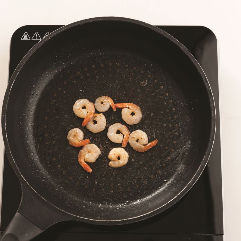 달군 팬에 버터를 녹인 뒤 칵테일새우를 넣고 소금을 뿌려 중약불에서 3분간 구워주세요.