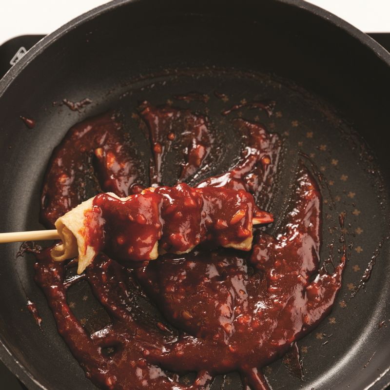 데친 꼬치어묵을 순서 1에 넣고 골고루 양념을 묻혀주세요.
*Tip. 나무 꼬치는 물에 한 번 삶은 뒤 헹구고 찬물에 30분 이상 담가서 불순물을 제거한 뒤 사용하는게 좋답니다.