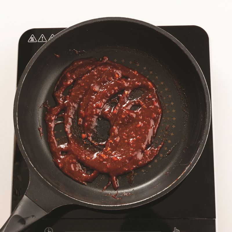 팬에 분량의 양념 재료를 넣고 중불에서 저어가며 6분 동안 졸여주세요,
*Tip. 청양고추는 잘게 다져 넣어주세요!