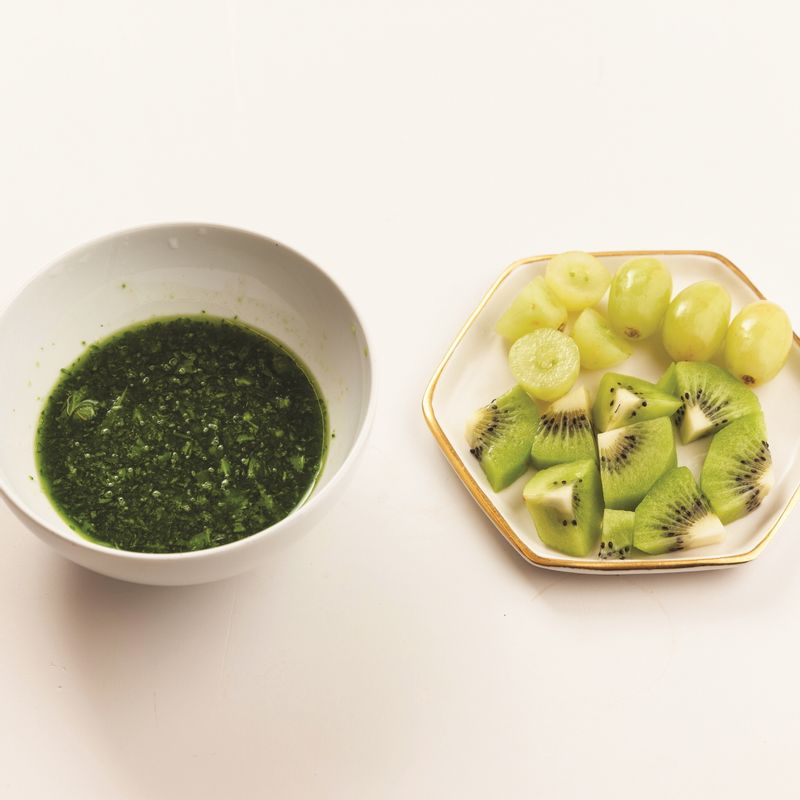 그린에이드을 위한 재료 이미지로 탄산수,케일(쌈용),키위,청포도,스피루리나 가루 등으로 구성 되어있습니다.