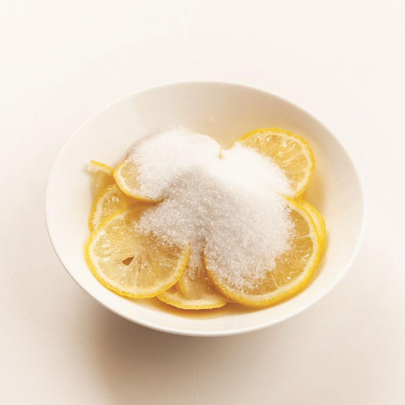 슬라이스한 레몬에 백설탕을 넣고 골고루 섞은 뒤 열탕 소독한 유리병에 넣고 1~2일 동안 실온에서 숙성시켜 레몬청을 만들어 주세요.
*Tip. 청에 들어갈 과일은 베이킹소다나 식초로 소독 후 사용하세요. 실온보관이 여의치 않으면 청을 만들자 마자 냉장고에 넣어 두세요. 그러면 설탕이 녹는 속도가 느려지니 하루에 2~3번 정도 뒤적여주셔야 해요. 뒤적일 때 레몬을 꾹꾹 눌러주면 물이 나와 설탕이 더 빨리 녹는답니다.