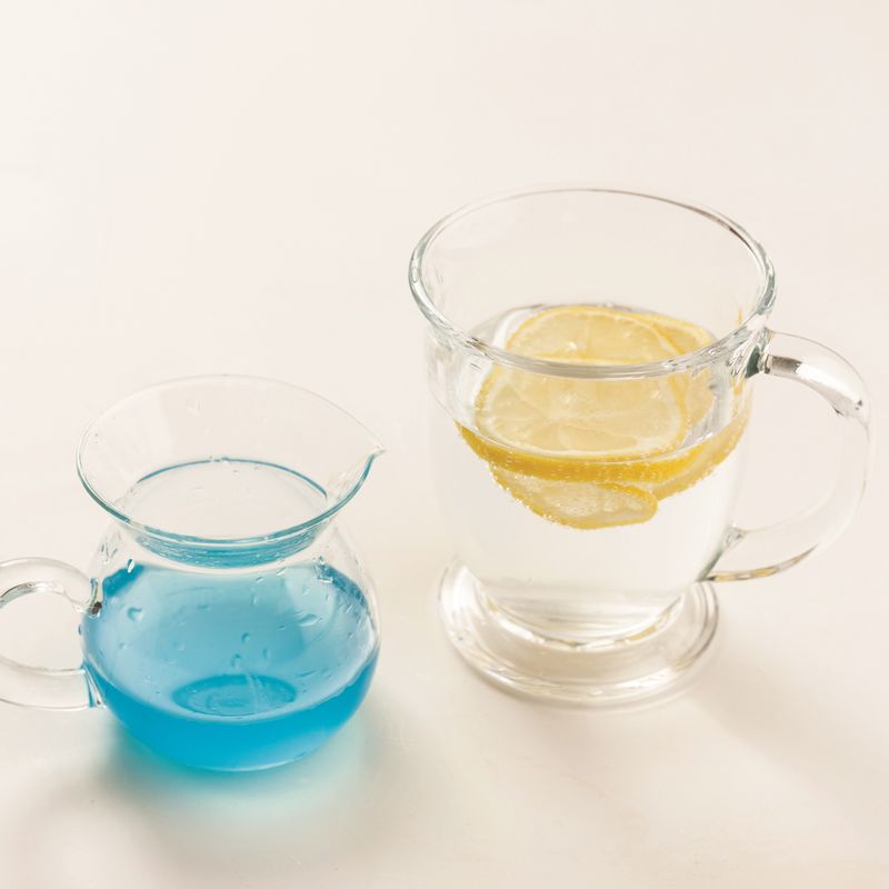 레몬청을 탄산수와 섞고 블루큐라소 시럽으로 색을 내주세요.
*Tip. 단맛을 더 내고 싶다면 탄산수에 사이다를 섞어 만드세요. 또한 블루큐라소 시럽이 없다면 색이 있는 시판 주스를 사용해서 만들 수도 있답니다.