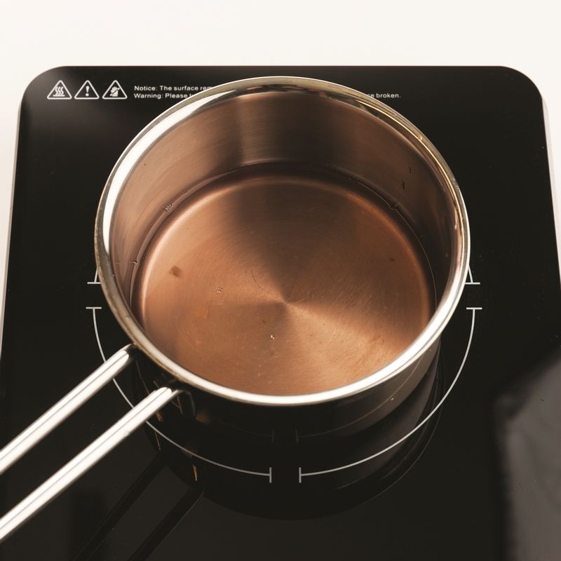 냄비에 크랜베리 주스, 후루츠통조림 국물을 넣고 약불에서 미지근하게 데워주세요.
*Tip. 후르츠통조림 대신 다양한 생과일을 넣으면 생과일워터젤리가 됩니다!