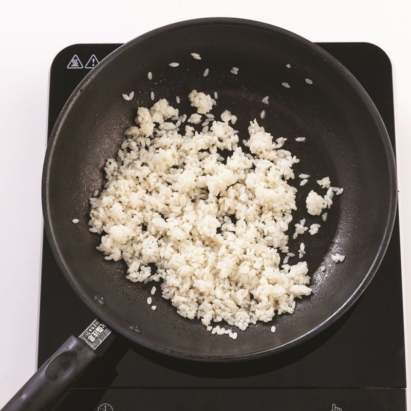 달군 팬에 버터를 녹인 뒤 밥을 넣어 볶아주세요.