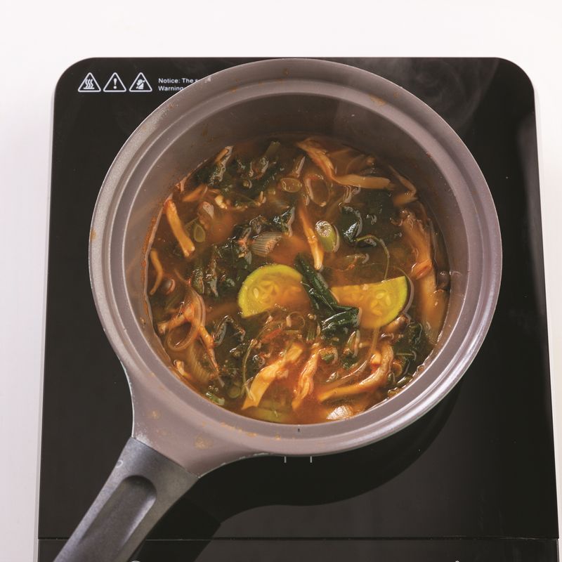호박잎 고추장찌개을 위한 재료 이미지로 감자,호박잎,애호박,양파,대파 (10cm) 등으로 구성 되어있습니다.