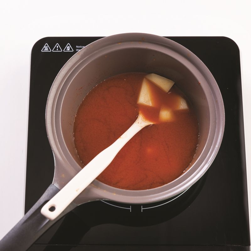 적당히 먹기 좋게 썬 감자를 넣고 강불에서 3분 더 끓여주세요.