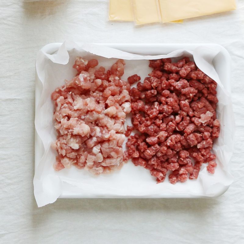 다진 쇠고기, 돼지고기는 키친타월로 핏물을 제거해주세요.